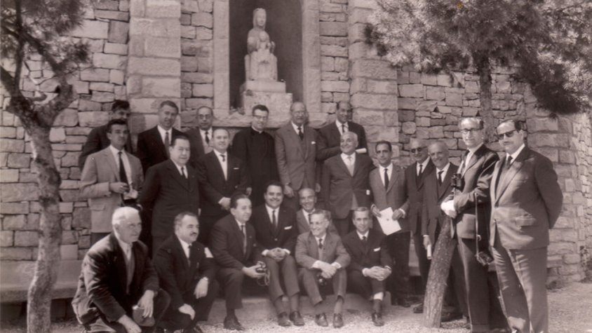 Membres del Gremi de Joiers de Catalunya, davant la Verge de Montserrat al parc de Sant Eloi, el 1963