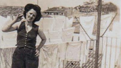 Antònia Carulla en un terrat de Tàrrega al fons a la dreta l'ermita de Sant Eloi, al centre l'edifici de cal Iglesias, 1937