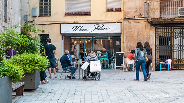 Clients asseguts en una terrassa d'un local de Tàrrega