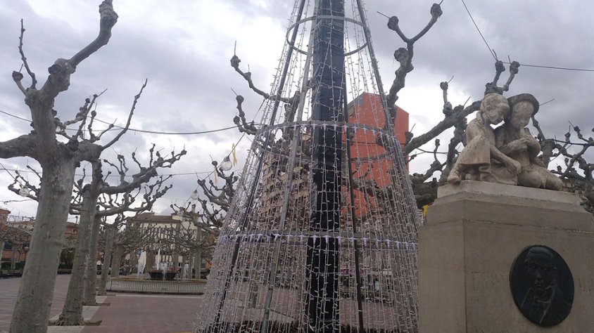A la plaça del Carme s'ha instal·lat un arbre de Nadal