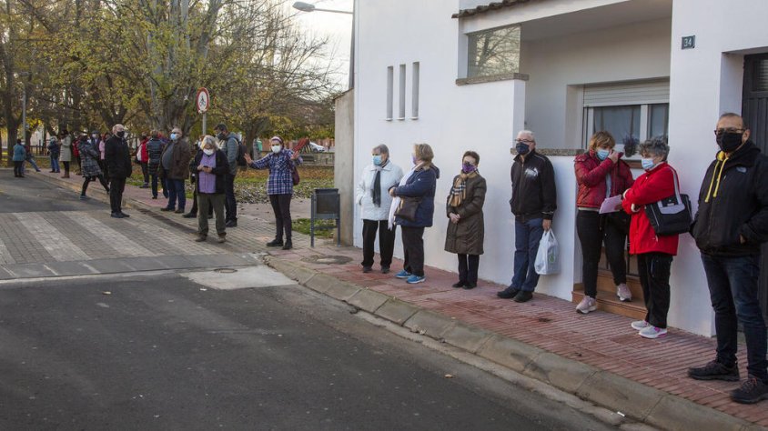 Durant tot el dia hi va haver cues a l'Espai Cívic per sotmetre's al test d'antígens