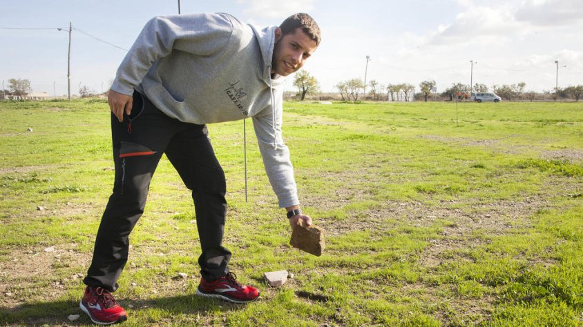 David Ramon, coordinador d'atletisme del club, mostra algunes de les pedres que hi ha al circuit