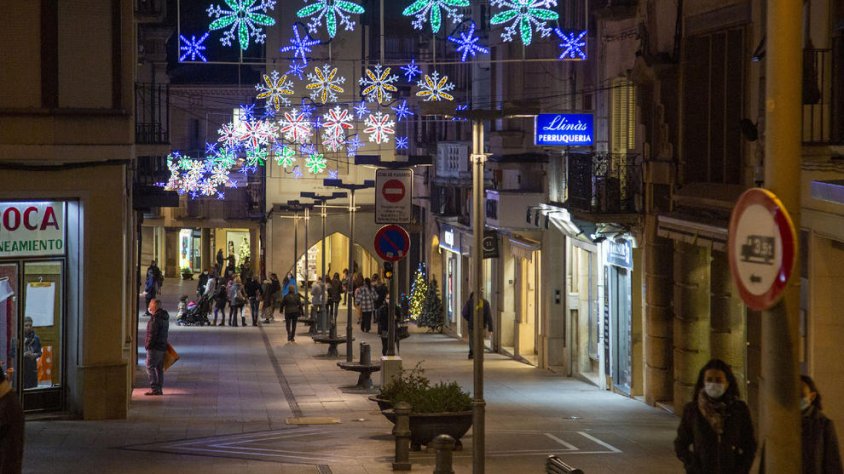 El carrer del Carme il·luminat amb la decoració nadalenca