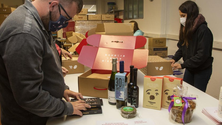 Membres del Grup Alba de Tàrrega preparen els lots