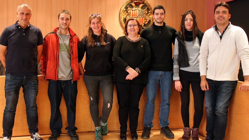 L’alcaldessa Rosa Maria Perelló; el regidor de l’Àrea de Polítiques de la Ciutadania, Jaume Folguera; i el regidor d’Acció Social, Treball i Família, Joan Palou; amb els quatre joves contractats en el marc del programa Garantia Juvenil