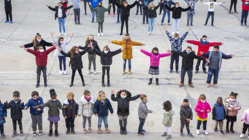Els alumnes van presentar ahir la cançó 'Es diu Guillem Isarn' al pati amb coreografia inclosa