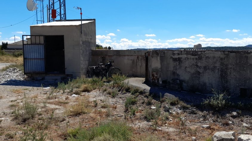 La construcció que allotja els sistemes de control dels dipòsits de Maldà