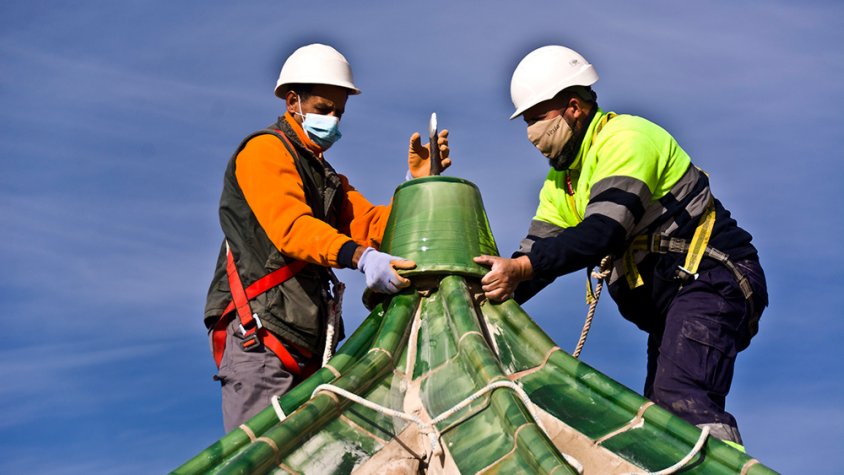 Col·locació de la base vidriada del penell a Santa Maria de l'Alba