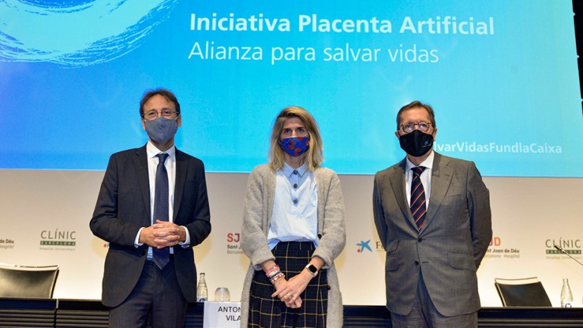 D’esquerra a dreta: Eduard Gratacós, director de BCNatal i líder del projecte; Luisa Martínez, mare d’un nadó prematur, i Antoni Vila, director general de la Fundació ”la Caixa”, a la presentació del projecte disruptiu de placenta artificial, únic a Europ