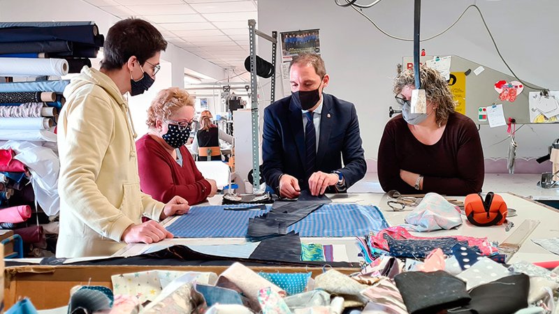 Imatge de la visita que va fer ahir José Crespín a l'empresa de Montclar