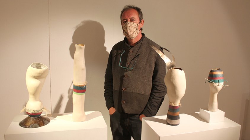 L'escultor amb algunes de les obres que es poden veure a la Sala Marsà