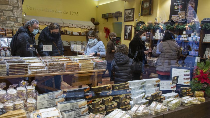 Clients en una de les botigues de torrons de la vila