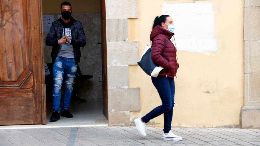 Els pares del nadó sortint de declarar el mes passat