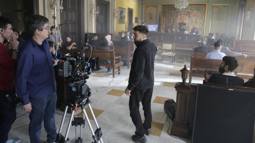 Una de les escenes de 'La dona il·legal' es va rodar al saló de plens de la Paeria de Lleida el 2019