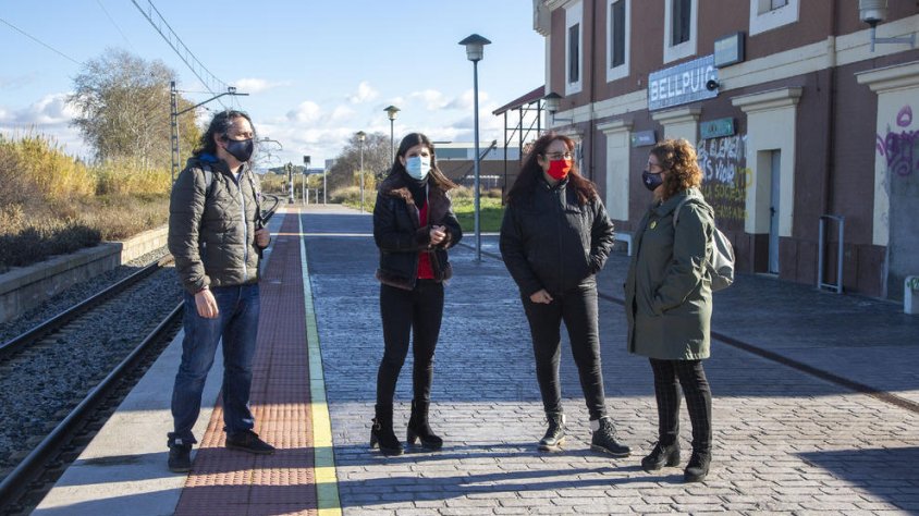 Vilalta (segona per l’esquerra), ahir a l’estació de Bellpuig