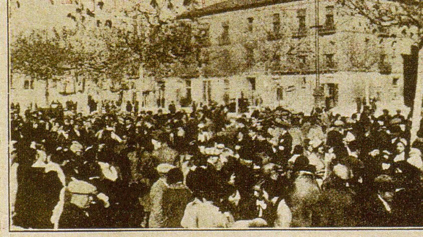 Nombrosa concurrència a la festa de Santa Llúcia a la plaça del Carme, el 1931