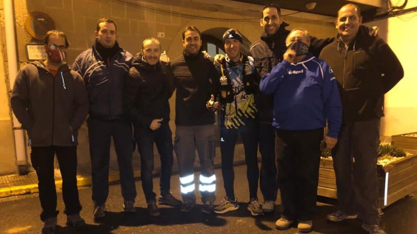 Arenas, quart per la dreta, ahir amb alguns amics a Bell-lloc