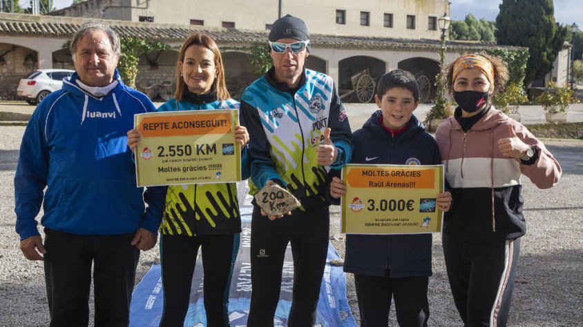 L'atleta Raül Arenas després de culminar el seu repte