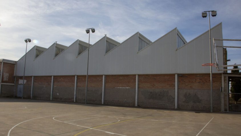 L'exterior del poliesportiu de Castellserà