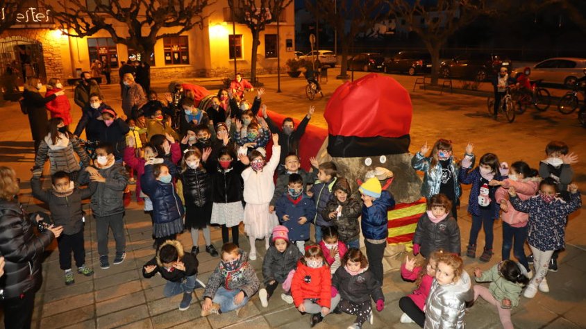 El tió gegant s'ha instal·lat a la plaça de l'Ajuntament