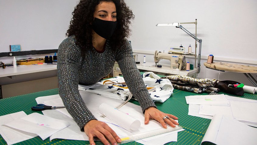 La dissenyadora Alba Minguella treballant