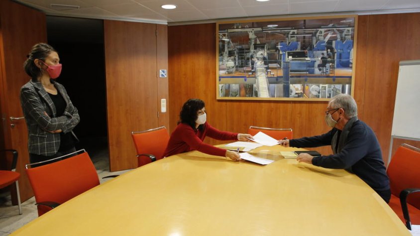 L’alcaldessa de Tàrrega, Alba Pijuan, i el director executiu de Segre, Juan Cal, van firmar el conveni