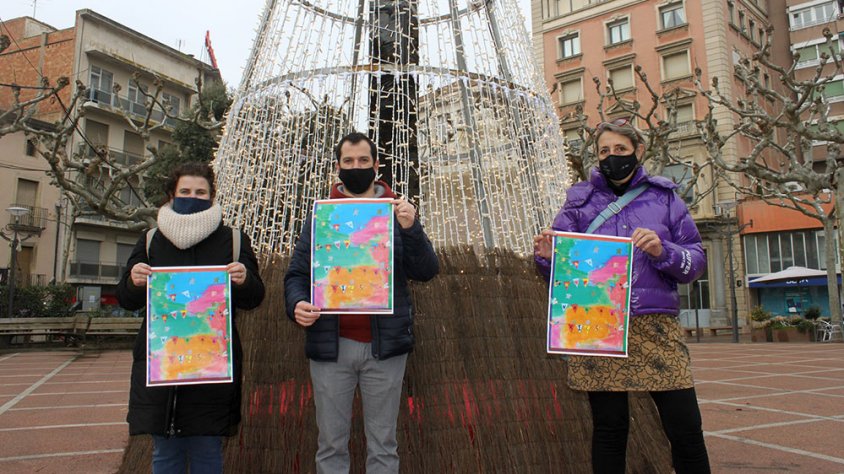 El regidor de Cultura, Carlos Vílchez; la tècnica de Cultura, Teresa Garcia; i la tècnica adjunta del Parc de Nadal, Lupe Pérez; a l’Arbre de Nadal instal·lat a la plaça del Carme, escenari d’algunes activitats del nou cicle