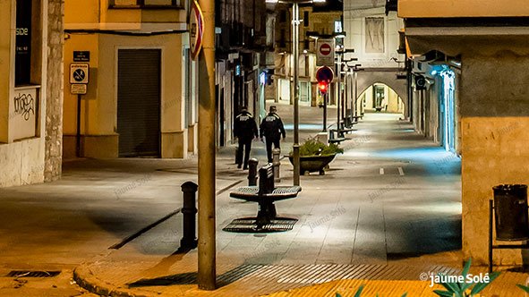 Una patrulla de la Policia Local els primers dies de l'aplicació del toc de queda