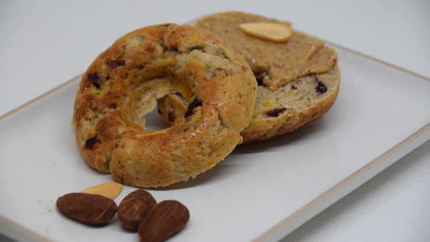 Pa bagel untat amb crema d'ametlles. Per entretenir-se a la cuina i gaudir menjant