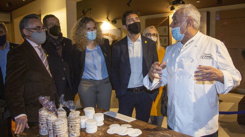 Els consellers Ramon Tremosa i Damià Calvet, en la seua visita a Torrons Vicens