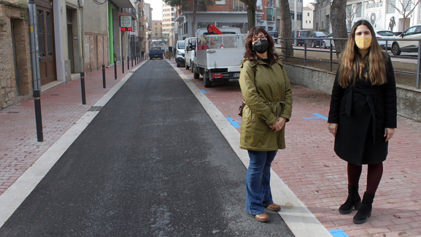 L’alcaldessa Alba Pijuan Vallverdú i la regidora d’Urbanisme, Ivonne Pont, han visitat les obres avui dilluns, vigília de la reobertura del carrer