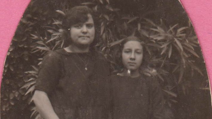 a Carme Carulla Terrades i possiblement la seva germana Teresa, víctimes de l'accident de tren a Vallvidrera. Eren les germanes grans d'Antònia Carulla