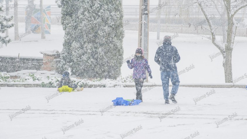 Nens gaudint de la neu en plena nevada el cap de setmana passat