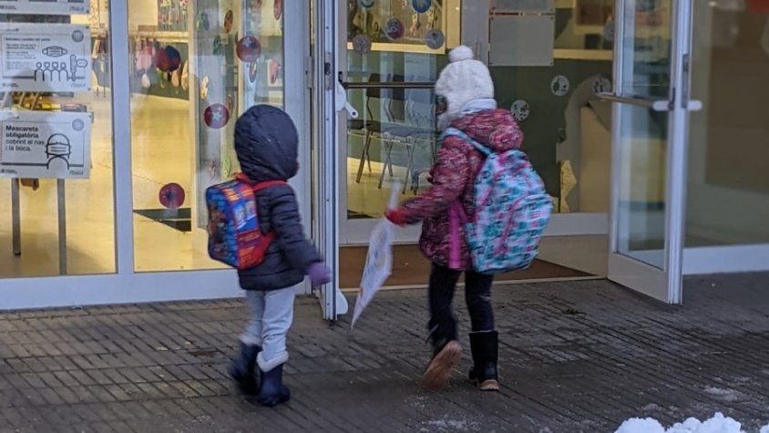 Dos alumnes entrant a l'escola aquest dilluns al matí