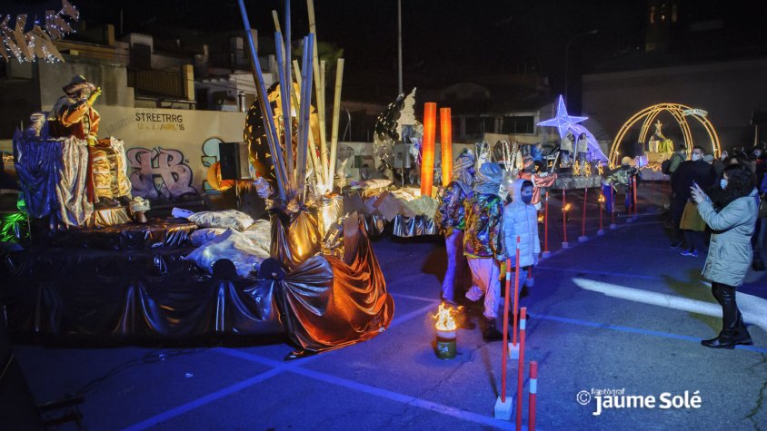 Els més petits van poder saludar i fotografiar-se amb Ses Majestats