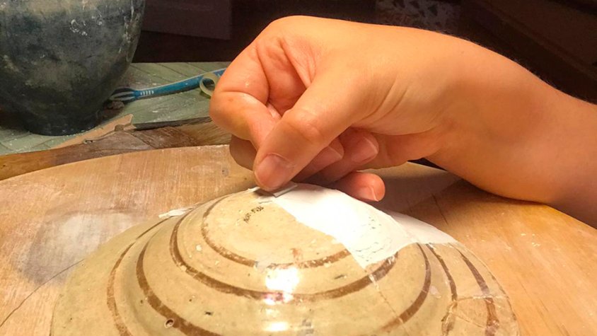 Procés de restauració d'un dels plats