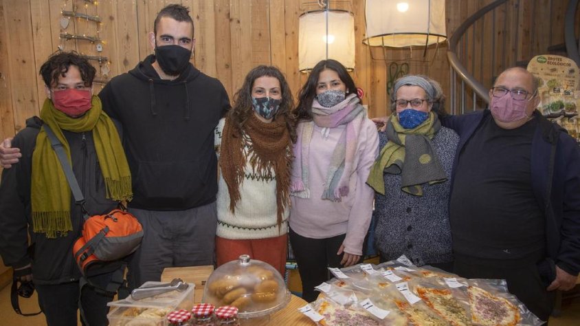El Rocallaura Cafè i el bar Centro de Maldà van oferir ahir productes al Fem Cadena de Tàrrega
