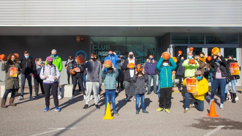 Imatge de la protesta davant el pavelló del CN Tàrrega