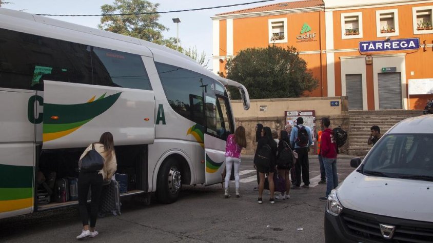 Un autobús recull passatgers del tren a Tàrrega en un dels múltiples transports alternatius
