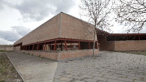 L'edifici buit de la residència que l'ajuntament va iniciar el 2002 i que va quedar inacabada.