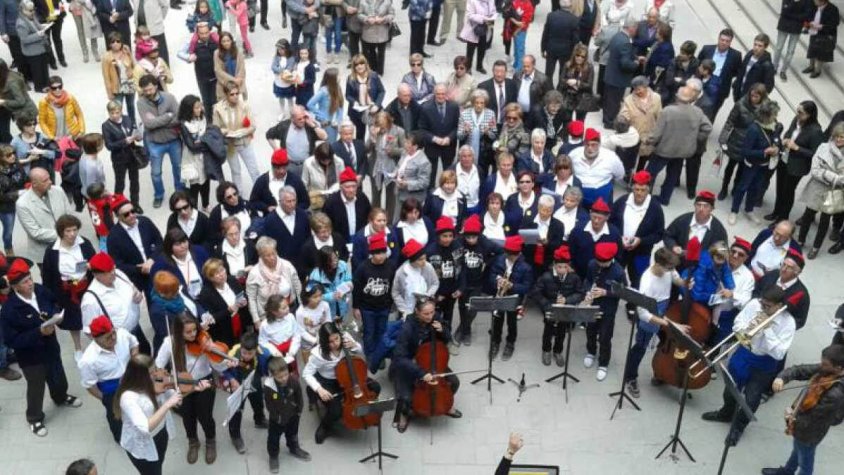 Imatge d'arxiu d'una cantada de caramelles del grup