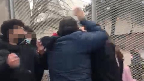 Moment de l’aldarull i com un dels detinguts amenaça els menors