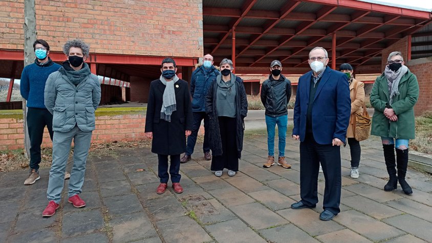 Imatge de la visita del conseller ahir a l'edifici que es transformarà en la nova residència del Grup Alba