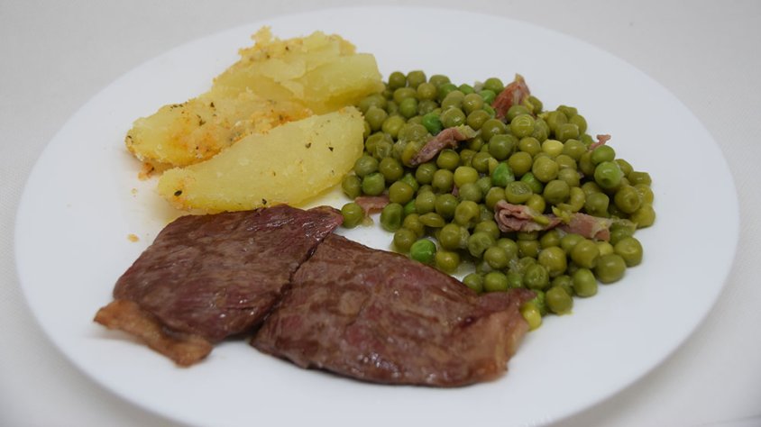 Vedella amb pèsols i patata especiada. Per aprendre el mètode del plat