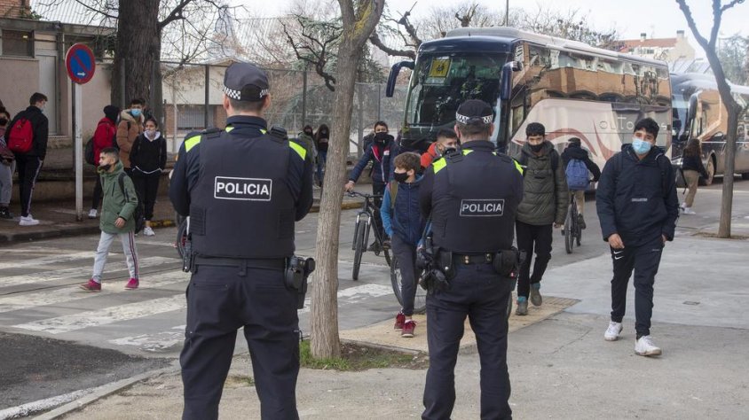 La Policia Local va reforçar ahir la seguretat a l’entrada i la sortida de l’institut Manuel de Pedrolo