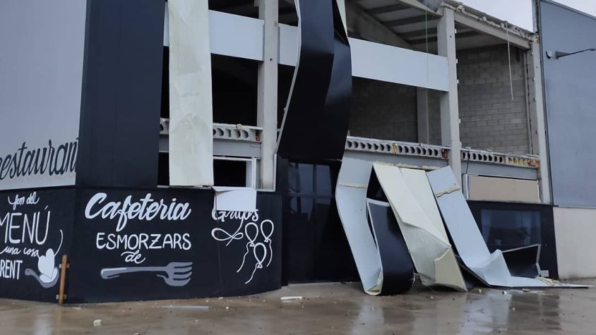 El vent ha arrencat la façana d'aquesta nau del polígon La Canaleta de Tàrrega