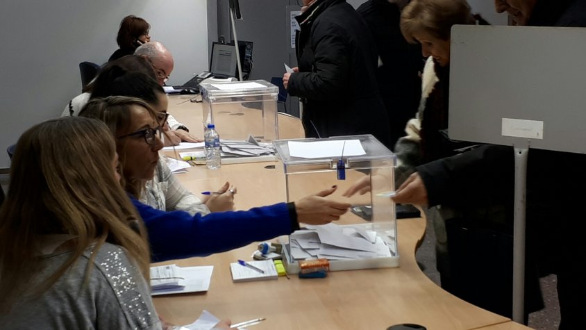 Votants aquest matí a quarts d'11 a l'Ajuntament