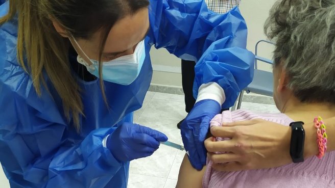 Imatge d'arxiu d'una infermera vacunant una usuària en una residència de Tàrrega