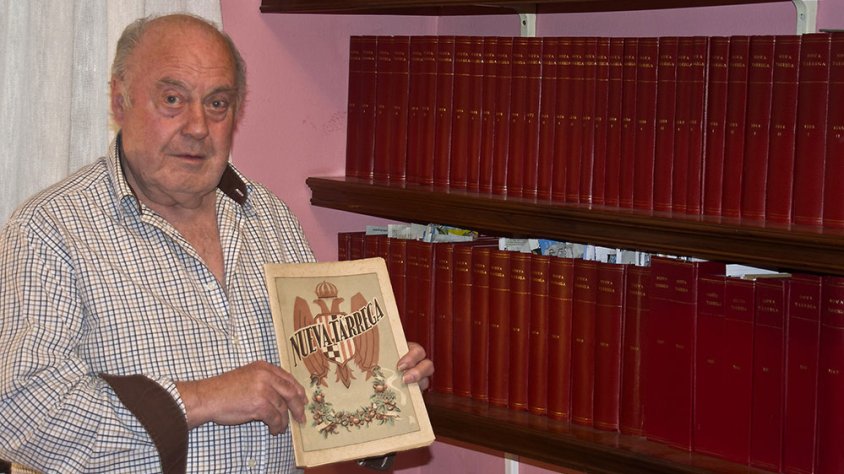 Santi Puiggené mostrant una portada de la col·lecció de 'Nova Tàrrega'