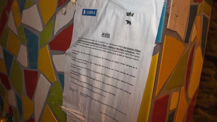 Imatge del cartell que l'empresa Sorea ha penjat en una font d'Ossó de Sió